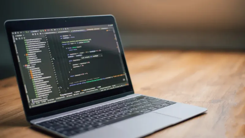 Osoba przeglądająca stronę internetową na laptopie